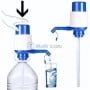 Pompe à eau manuelle bleue et blanche fixée sur une grande bouteille avec un verre rempli d'eau