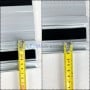 Rail de guidage en aluminium avec bande noire, mesuré avec un mètre ruban.