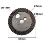 Pignon circulaire en métal avec trois trous de différents diamètres et dents en spirale