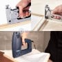 Trois types d'agrafes utilises avec des pistolets agrafeurs manuels et electriques sur du bois et tissu.