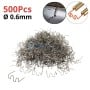 Lot de 500 agrafes métalliques de 0,6 mm utilisées pour pistolet de soudage, vues en gros plan