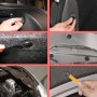Montage et démontage de clips de fixation en plastique sur différentes parties d'une voiture avec outil de retrait.