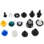 Différents clips de fixation en plastique de plusieurs formes et couleurs pour carrosserie de voiture