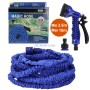 Tuyau d'arrosage extensible bleu avec pistolet de pulvérisation et raccords sur fond blanc