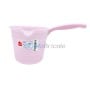 Tasse doseuse rose en plastique avec long manche et bec verseur