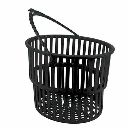 Panier noir en plastique à fond et parois ajourés avec une poignée.