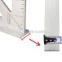 Détail d'un angle et mesure de l'épaisseur d'une équerre en aluminium avec un ruban à mesurer