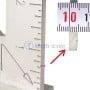 Détail d'une équerre en aluminium avec une règle montrant une mesure précise.