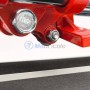 Gros plan sur le mécanisme de coupe rouge d'une coupeuse de carreaux manuelle avec vis et ressort visibles