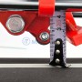 Gros plan sur un outil de coupe de faïence avec un ruban à mesurer placé verticalement