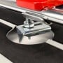 Gros plan sur la pointe métallique et la vis de réglage d'une coupeuse manuelle pour carreaux.