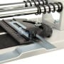 Détail d'une partie métallique avec mesure graduée et ressorts d'une coupeuse manuelle pour carrelage.