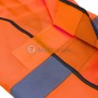 Détail du gilet de sécurité orange avec bande réfléchissante grise et fermeture velcro.
