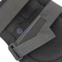 Détail d'une sangle réglable en velcro sur un protège genoux noir avec coque rigide en PVC.