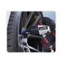 مفتاح ربط هوائي يُستخدم لفك أو ربط صواميل عجلات السيارة مع ارتداء قفاز حماية.