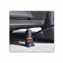 Cric bouteille hydraulique noir utilisé pour lever une voiture, posé sous le bas de caisse près de la roue.