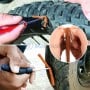 Insertion d'une mèche de réparation dans un pneu de moto à l'aide d'outils du kit STARCLE.