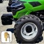 Vue rapprochée d'une roue de tracteur vert avec poids et petit insert du clip de valve en cuivre pour gonflage rapide