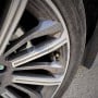 Gros plan sur une valve de pneu tubeless en cuivre fixée sur une roue de voiture.