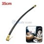 Extension flexible noire de 35 cm avec raccords métalliques pour gonflage de pneu, utilisée sur une valve de roue.
