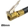 Gros plan sur une extrémité en métal d'une rallonge de valve flexible avec clip pour gonflage de pneus.