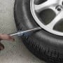 Démonte-pneu en métal utilisé pour détacher un pneu d'une jante de voiture.