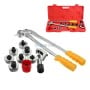 Kit de sertissage avec outils à poignée jaune et accessoires métalliques dans un coffret rouge.
